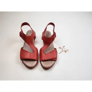 Gamins red leather sandals with adjustable velcro straps size 39