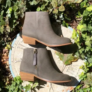 New HARPER CANYON GIRLS BROWN/GREY BOOTS SZ 11 MEDIUM!