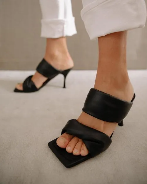 Twist Strap Sandal Black