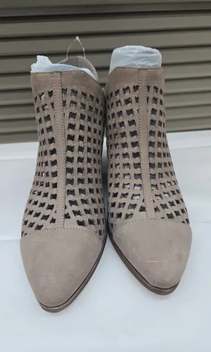 Vince Camuto Size 10 Booties