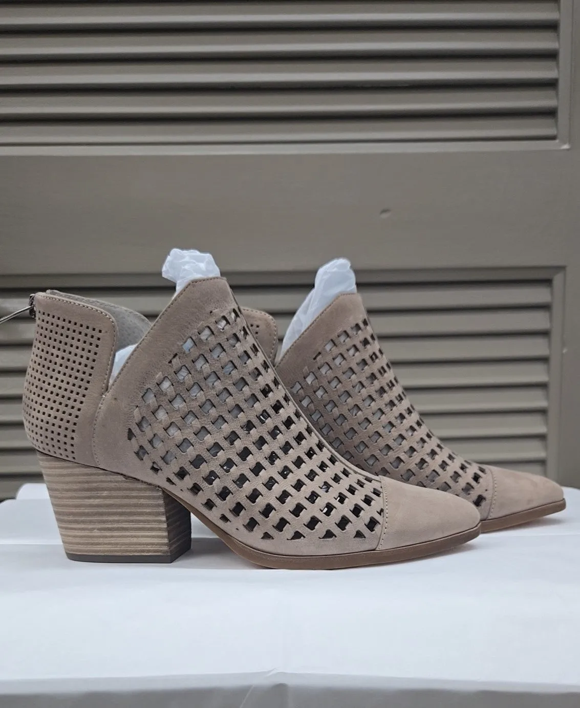 Vince Camuto Size 10 Booties